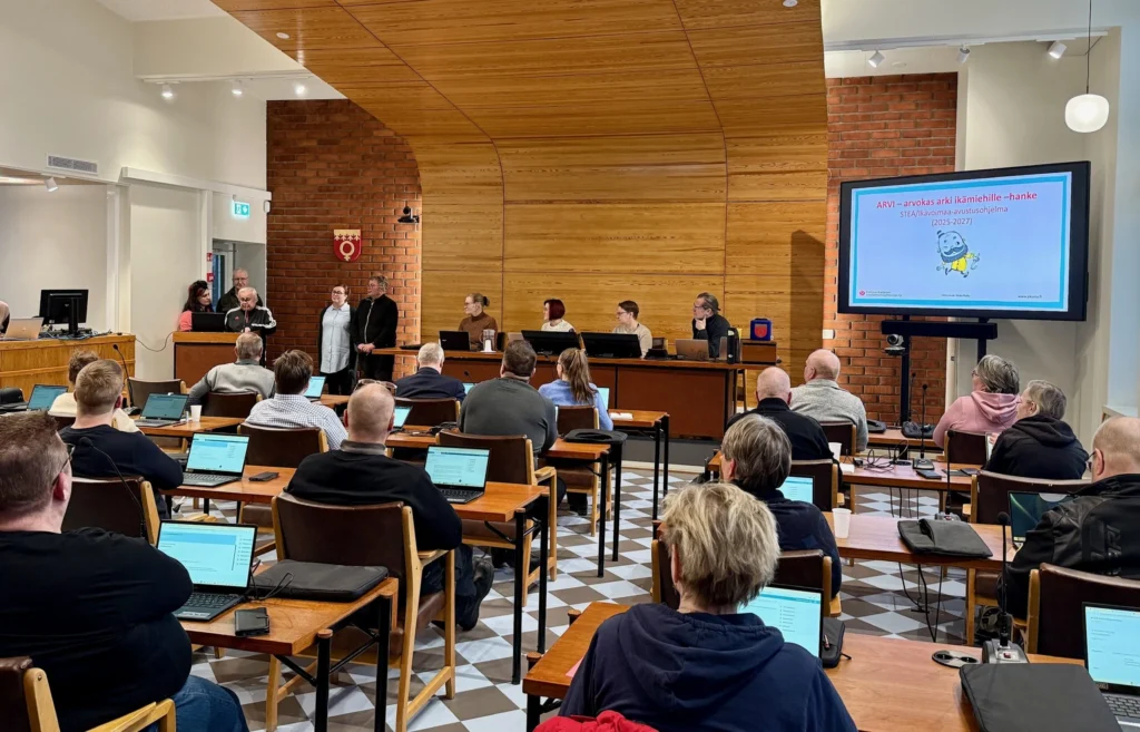 Outokummun kaupunginvaltuusto kokoontui maanantaina 23.2.2026. Kokouksessa käsiteltiin muun muassa Outokummun seudun Teollisuuskylä Oy:n lainojen rahoitusjärjestelyjä, valtuustoaloitteita sekä kaupungin ajankohtaisia asioita.